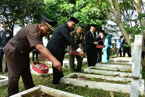 Pemerintah Kabupaten Sumedang gelar Upacara Peringatan Hari Pahlawan di Taman Makam Pahlawan (TMP) Cimayor.Ist