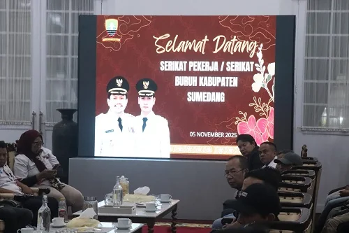 Bupati Sumedang Dony Ahmad Munir menerima audensi berbagai organisasi buruh  di Gedung Negara.Ist