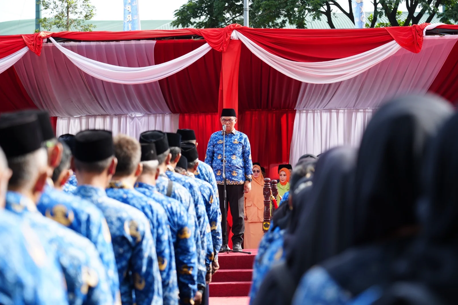 Sekretaris Daerah Kabupaten Bogor, Ajat Rochmat Jatnika, mewakili Bupati Bogor, memimpin Upacara Peringatan Hari Korps Pegawai Republik Indonesia (KORPRI) ke-54 Tahun 2025.Ist