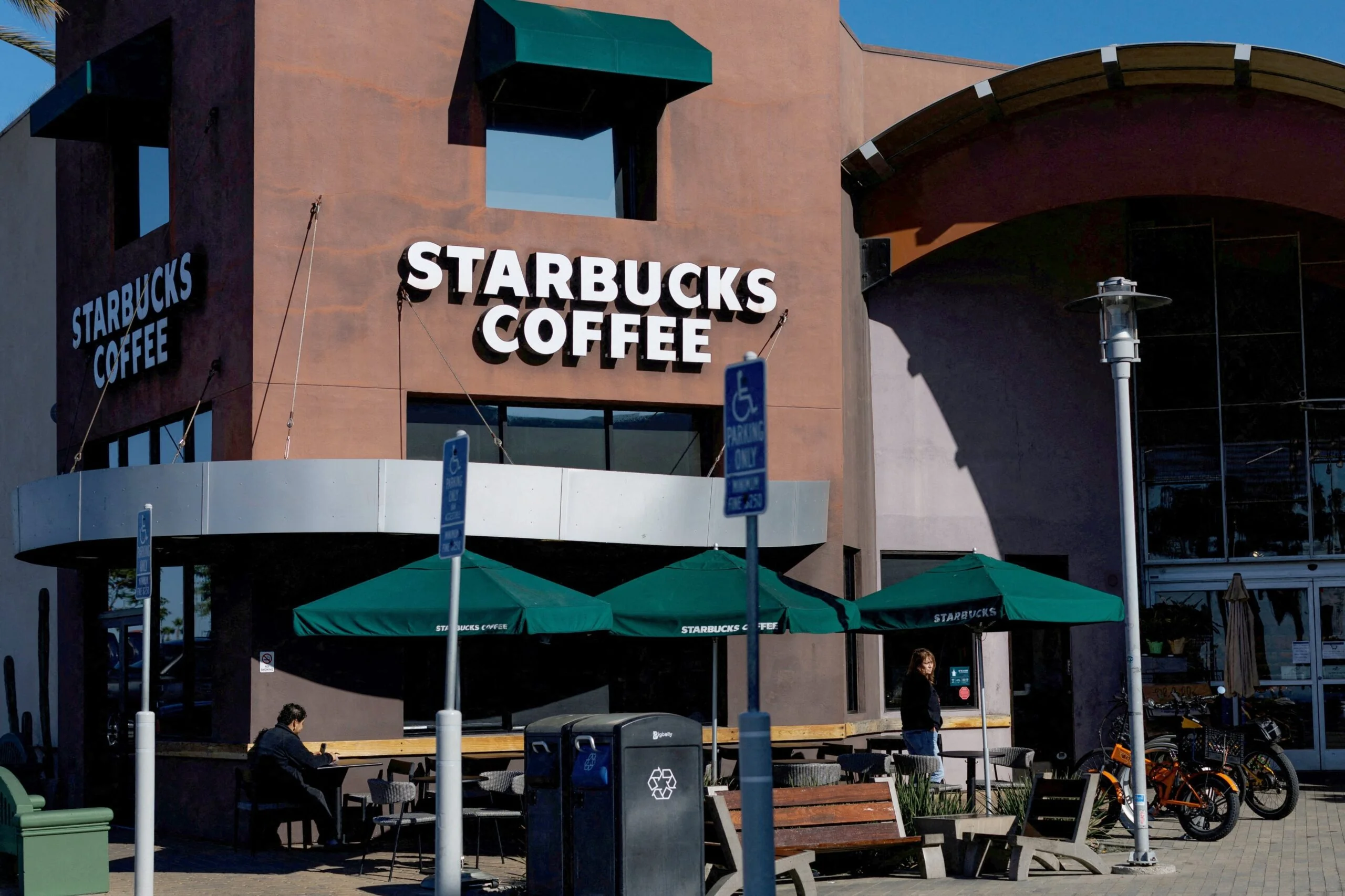 CEO Starbucks Dikabarkan Bakal PHK 900 Karyawan, dan Tutup Sejumlah Gerai