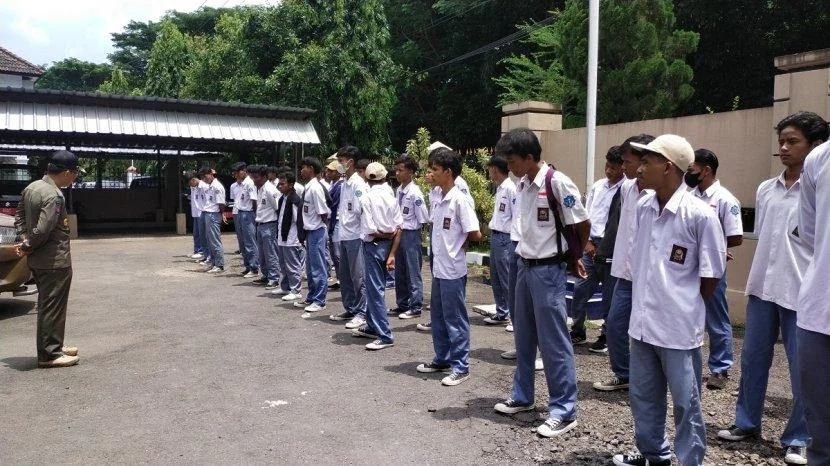Dedi Mulyadi Resmi Berlakukan Aturan Jam Malam Bagi Pelajar Mulai Juni 2025, Cianjur Sudah Duluan