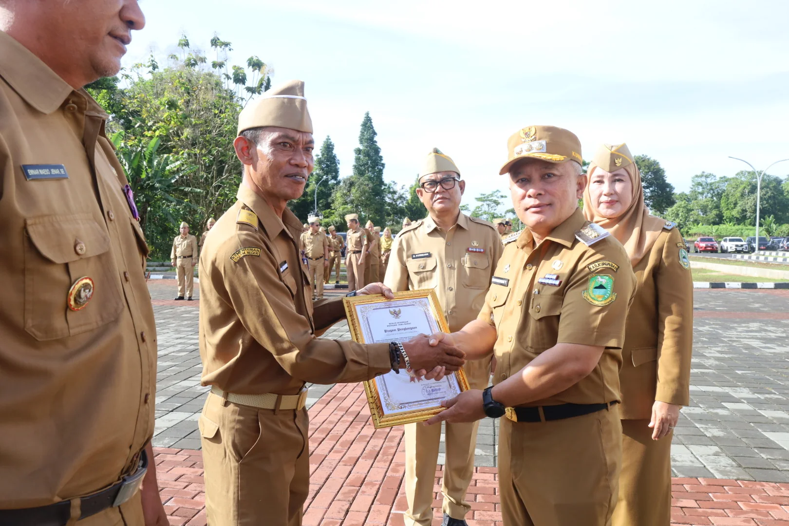 Bupati Kuningan Dr. H. Dian Rachmat Yanuar, M.Si, dalam arahannya, menyampaikan apresiasi kepada desa dan kelurahan berprestasi dalam evaluasi kinerja tingkat kabupaten.Diskomimfosanditik