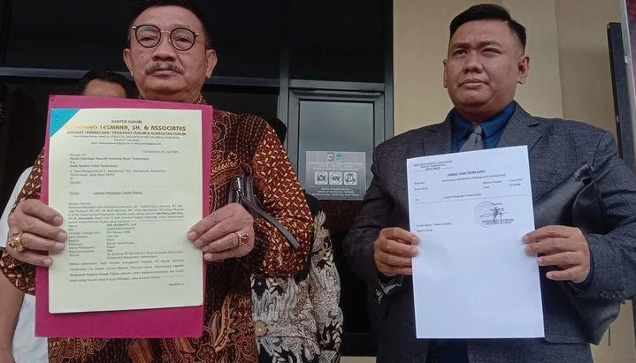 Pengacara Bupati Tasikmalaya, Jawa Barat, Bambang Lesmana menunjukkan bukti dugaan pemalsuan dokumen surat oleh wakil bupati Tasikmalaya usai melaporkan resmi ke Satreskrim Polres Tasikmalaya, Jumat, 11 April 2025. (Ft Kompas)