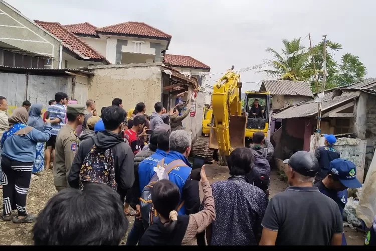 Temui Warga Situ Ciburuy, Dedi Mulyadi Janjikan Kontrakan Setahun hingga Rumah