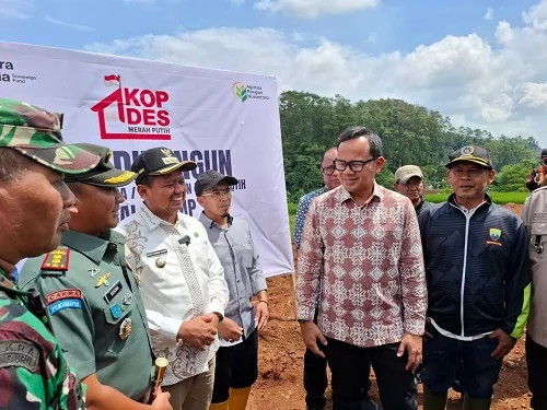 Wakil Menteri Dalam Negeri Bima Arya Sugiarto didampingi Bupati Sumedang Dony Ahmad Munir dan Dandim 0610/Sumedang Letkol Arh Kusuma Ardianto.Ist