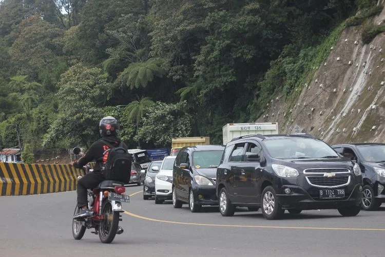Jalur menuju kawasan Puncak dari arah Cianjur pada malam pergantian Tahun Baru 2025.