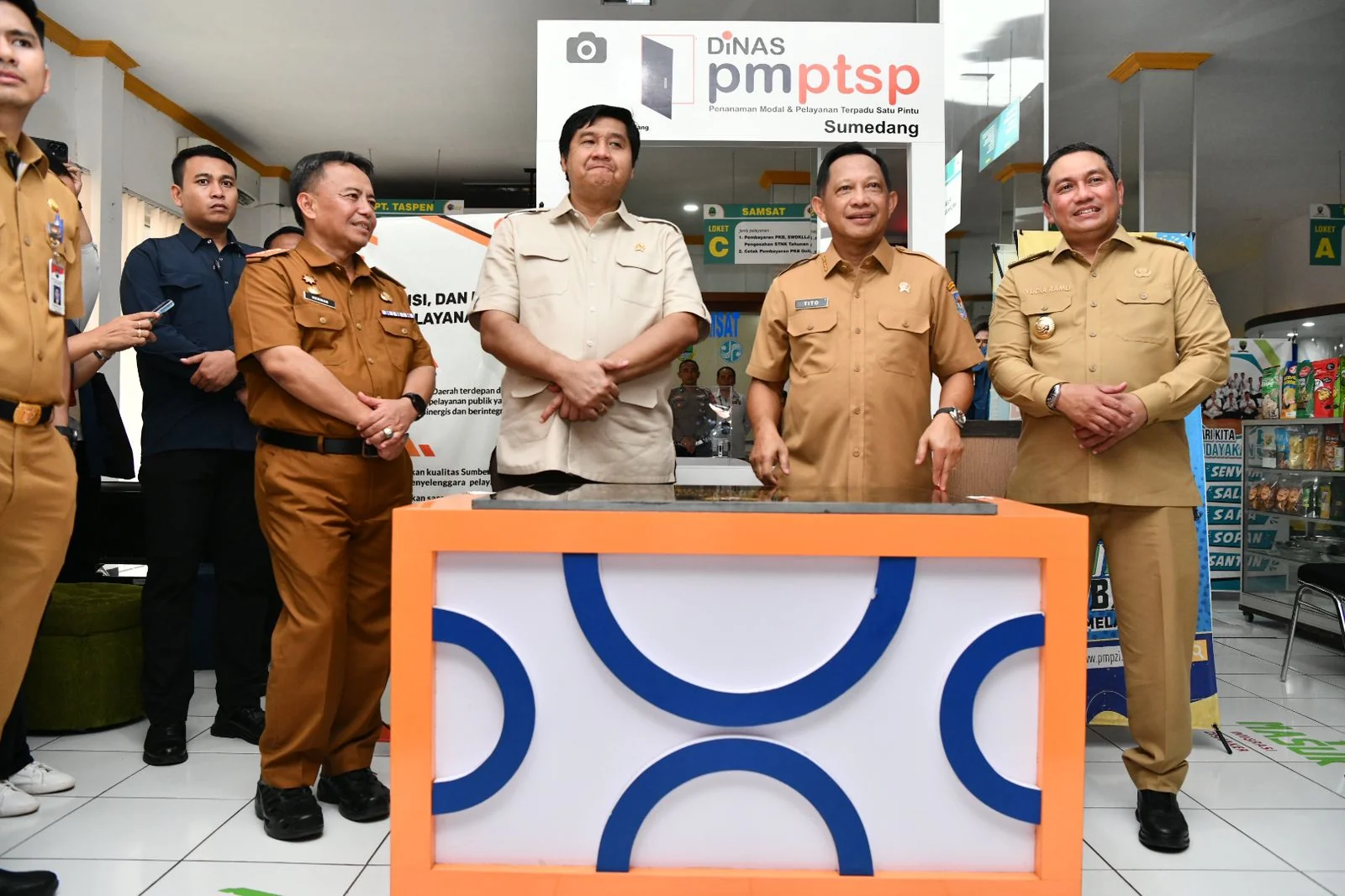 Peluncuran Pelayanan Cepat Persetujuan Bangunan Gedung (PBG) bagi Masyarakat Berpenghasilan Rendah (MBR) dilakukan langsung oleh Mendagri dan Menteri PKP, disaksikan pula Sekretaris Jabar Herman Suryatman.