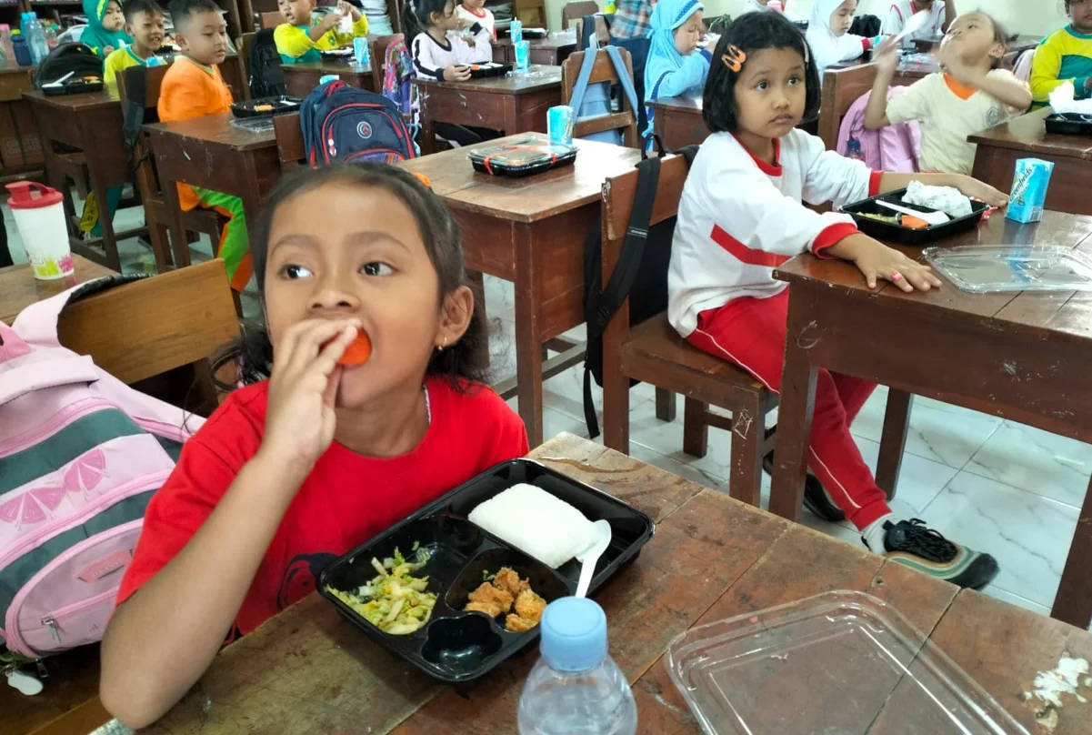 Program makan bergizi gratis yang digagas Presiden Prabowo Subianto terancam tidak bisa dilaksanakan di Kabupaten Cirebon pada 2025.