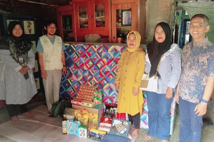 Kepala Desa Sukajaya, H. Amang menyampaikan, penyerahan bantuan sosial.Ist