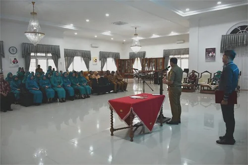 Bupati Sumedang Dony Ahmad Munir  saat mengukuhkan dan  melantik Bunda PAUD Kabupaten Sumedang.Ist