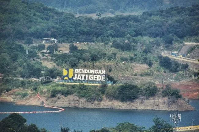 Jumlah wisatawan bisa naik jika jalur ke Waduk Jatigede diperlebar agar bus besar bisa masuk.