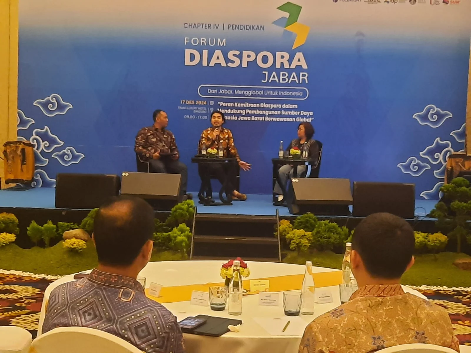 Forum Diaspora Jabar Chapter IV bertema “Peran Kemitraan Diaspora dalam Mendukung Pembangunan Sumber Daya Manusia Jawa Barat Berwawasan Global” di Trans Hotel Bandung, Selasa (17/12/2024).