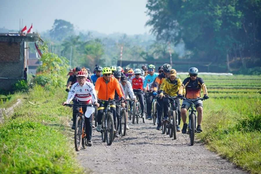 Bupati Garut, Abdusy Syakur Amin, melakukan peninjauan pembangunan infrastruktur Tahun 2025.Ist