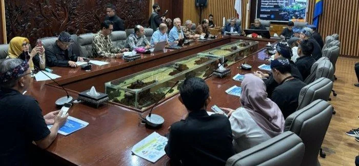 Wali Kota Bandung, Muhammad Farhan, saat berdiskusi dengan Rektor ITB, Tatacipta Dirgantara, di Balai Kota Bandung, Kamis, 6 Maret 2025.