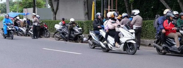 Sebanyak 254 kendaraan bermotor asal Kabupaten Bandung, Jawa Barat, terjaring Operasi Gabungan (Opsgab) pemeriksaan status Pajak Kendaraan Bermotor (KBM).