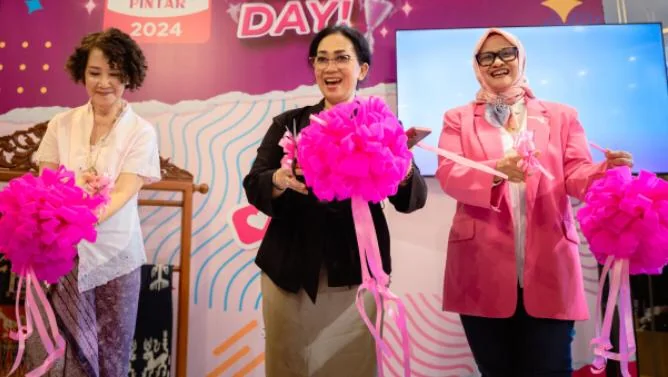(ki-ka) Direktur Pendopo, Tasya Widya Krisnadi, Asisten Deputi PUG Bidang Ekonomi KemenPPPA RI, Dewa Ayu Laksmi bersama dengan Presiden Direktur &amp; CEO XL Axiata, Dian Siswarini dalam acara pembukaan penjurian Kompetisi Modal Pintar (KMP) 2024 di Pendo