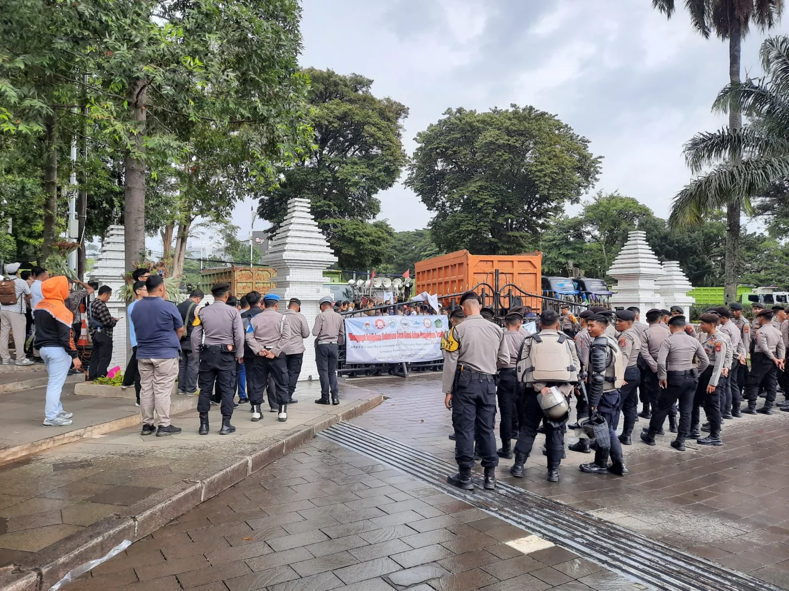 Massa aksi yang tergabung dalam Gerakan Peduli Pengelolaan Sumber Daya Alam dan Lingkungan Hidup (GPPSDA-LH) menggelar unjuk rasa di depan Gedung Sate Kota Bandung, Jumat (6/2/2026).Dok-KabarSunda