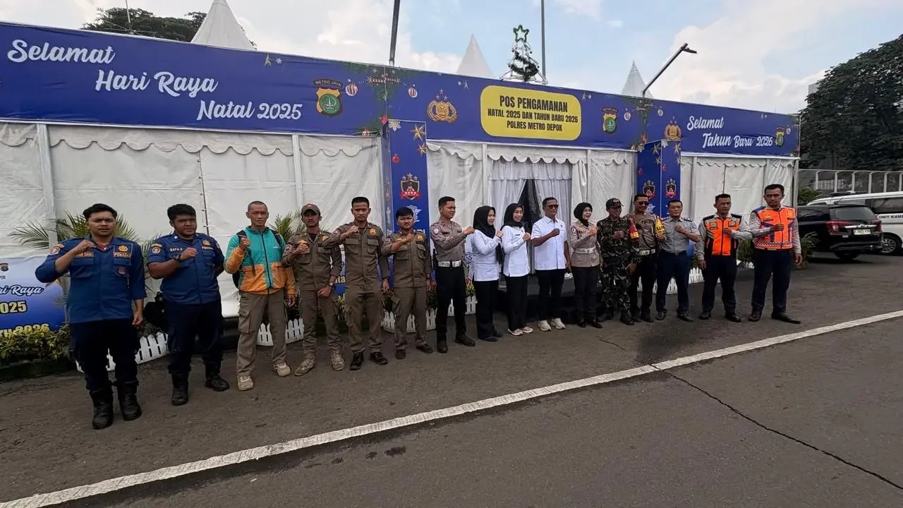 Personel Satpol PP Kota Depok bersama stakeholder terkait saat bersiaga di Pos Pengamanan. (Foto: Dokumentasi Satpol PP Depok).