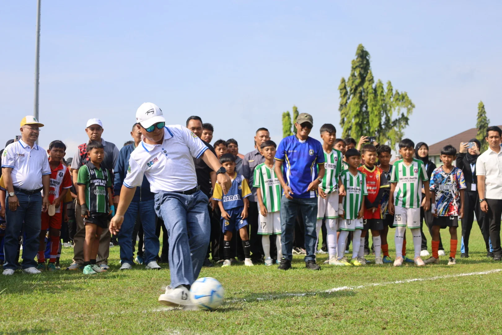 Bupati Kuningan, Dr. H. Dian Rachmat Yanuar, M.Si., secara resmi membuka Liga Jabar Istimewa Tahun 2026 Kelompok Usia 10, 12, 14 dan 19 tingkat Kabupaten Kuningan di Stadion Mashud Wisnusaputra.Dok-IKP/Diskominfo Kuningan