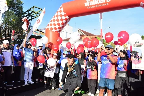 Jalan santai tersebut dibuka Bupati Sumedang Dony Ahmad Munir dan berlangsung meriah dengan antusiasme masyarakat dari berbagai kalangan.Dok-Diskominfosanditik Sumedang