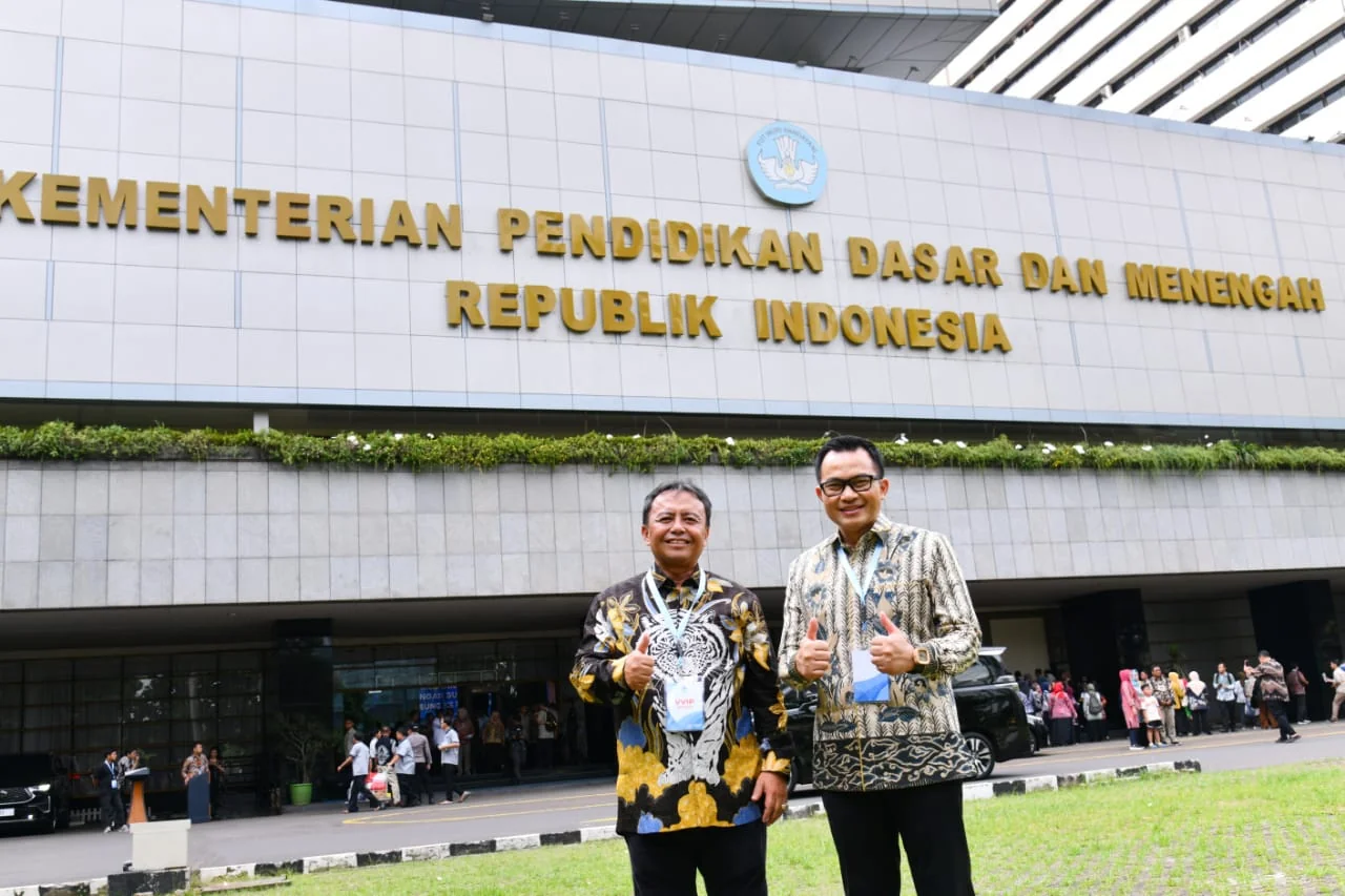 Kadisdik Jabar, Wahyu Mijaya bersama Sekda Jabar, Herman Suryatman di Kantor Kemendikdasmen, Jakarta, Kamis, 13 Maret 2025.