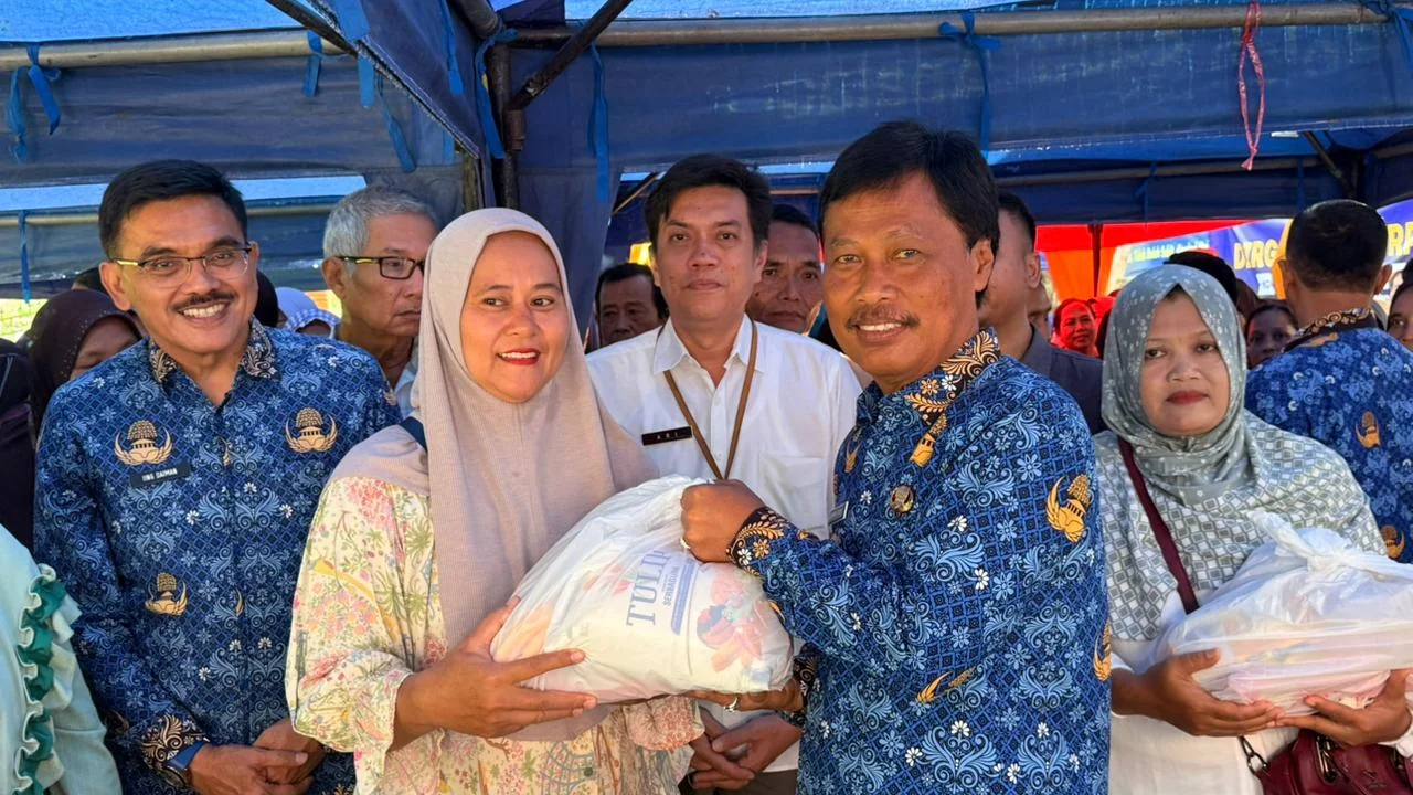 Wali Kota Cirebon, Effendi Edo, bersama kepala perangkat daerah terkait dalam kegiatan Operasi Pasar Bersubsidi (Opadi) Natal dan Tahun Baru yang digelar Provinsi Jawa Barat di Kelurahan Kalijaga.Ist