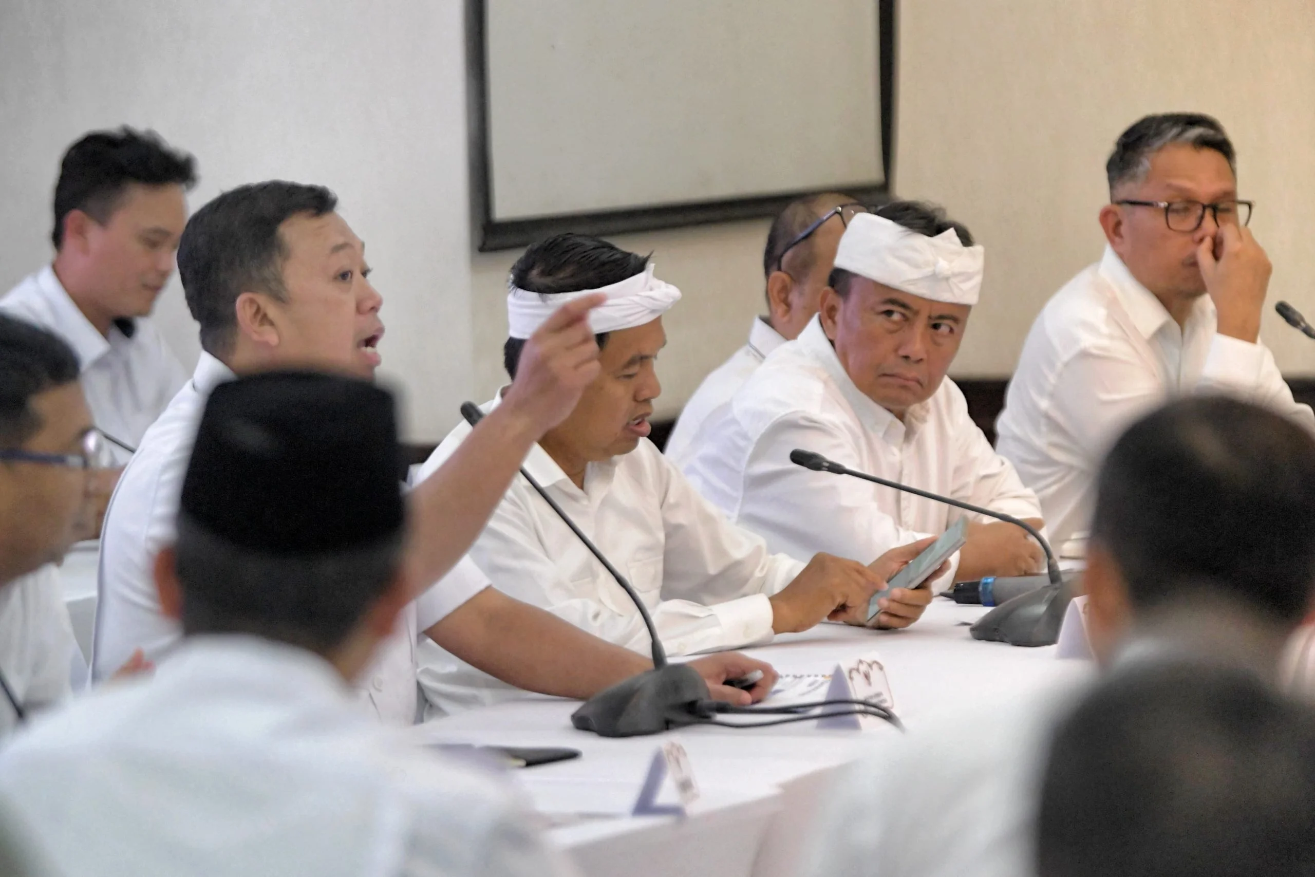 Gubernur Jawa Barat Dedi Mulyadi bersama Menteri ATR/BPN membahas soal pengaturan tanah di daerah aliran sungai, di Balai Kota Depok, Selasa, 11 Maret 2025.