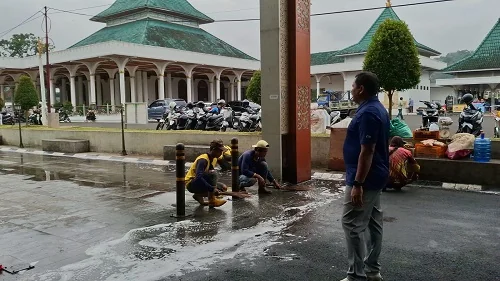 Bupati Sumedang Dony Ahmad Munir bersama  Dinas Lingkungan Hidup dan Kehutanan (DLHK), Satpol PP serta Dinas Pemadam Kebakaran dan Penyelamatan Kabupaten Sumedang melakukan aksi bersi-bersih alun-alun Sumedang.Dok-Diskominfosanditik Sumedang