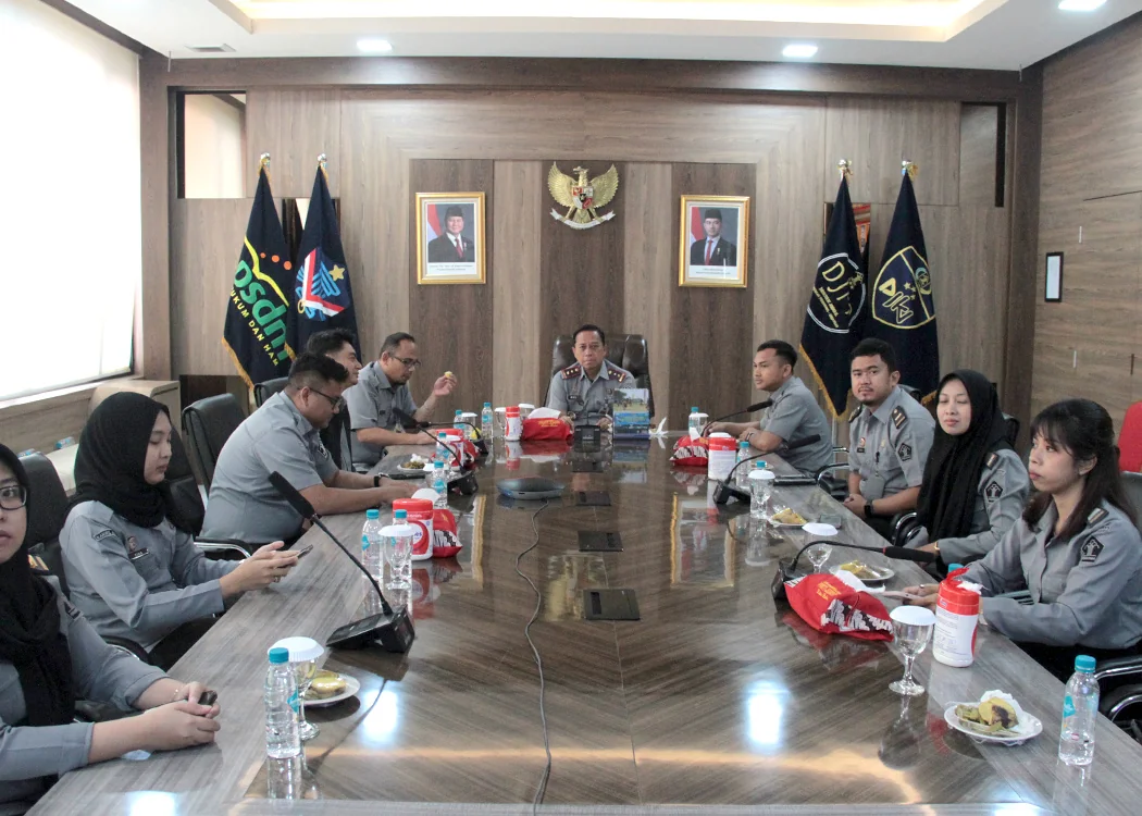 Kepala Kantor Wilayah Kemenkum Jabar,Asep Sutandar bersama Kepala Bagian TU &amp; Umum Archie Tigor Mangunsong.Ist