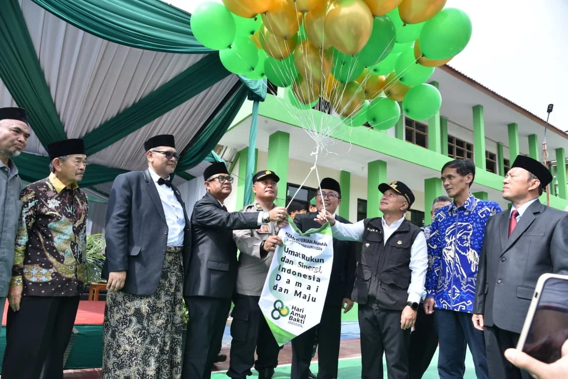Bupati Kuningan Dr. H. Dian Rachmat Yanuar, M.Si. bertindak sebagai inspektur upacara pada peringatan Hari Amal Bakti (HAB) ke-80 Kementerian Agama Republik Indonesia.Dok-IKP Diskomimfo