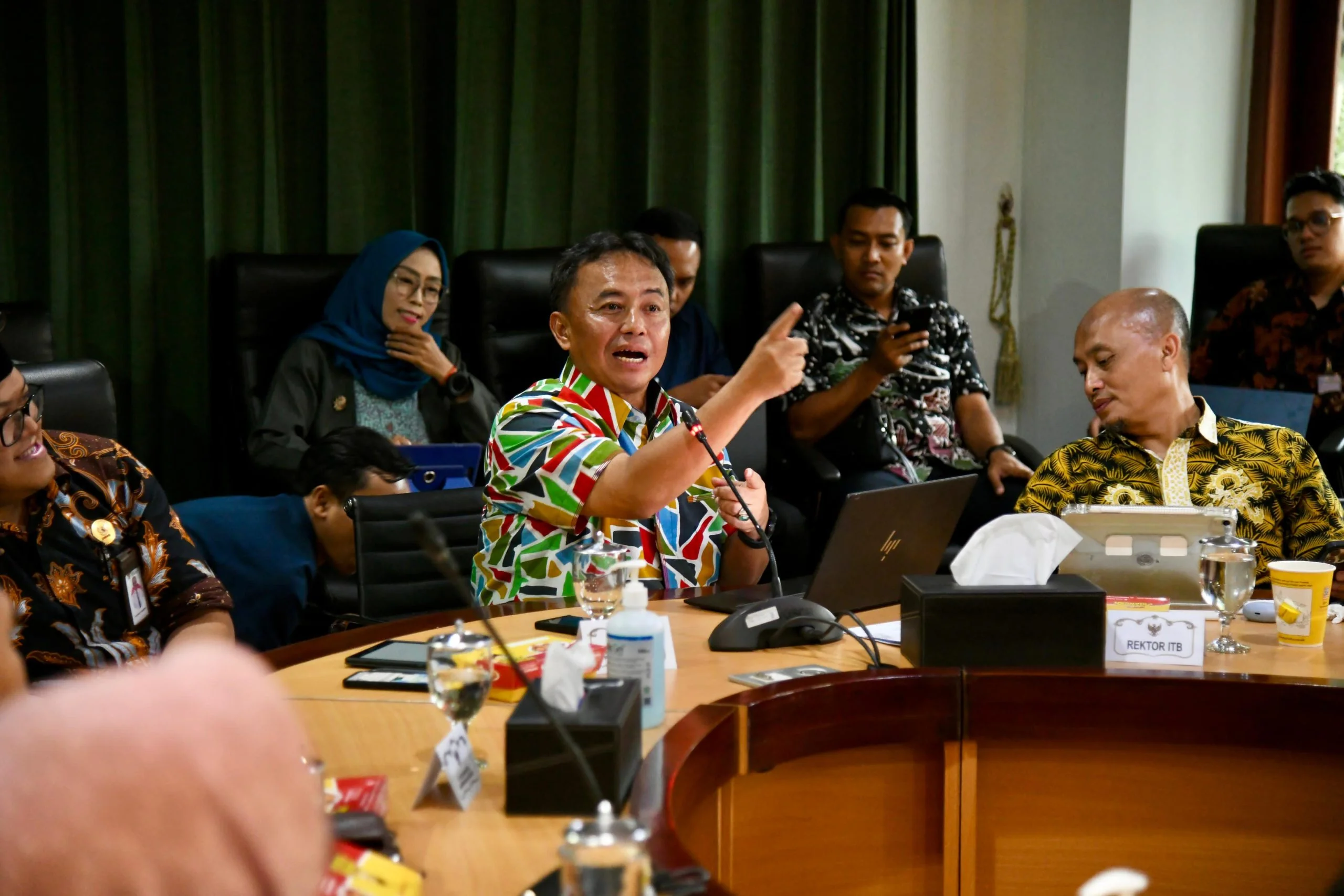 Sekda Jabar Herman Suryatman Memimpin Rapat mengenai Kawasan Perkotaan Jatinangor (KPJ) untuk Mendukung Akselerasi Transformasi Digital dan Pelayanan Publik Pemerintah Provinsi Jawa Barat dalam Mewujudkan Kota Cerdas Berkelanjutan di Kampus Institut Tekno