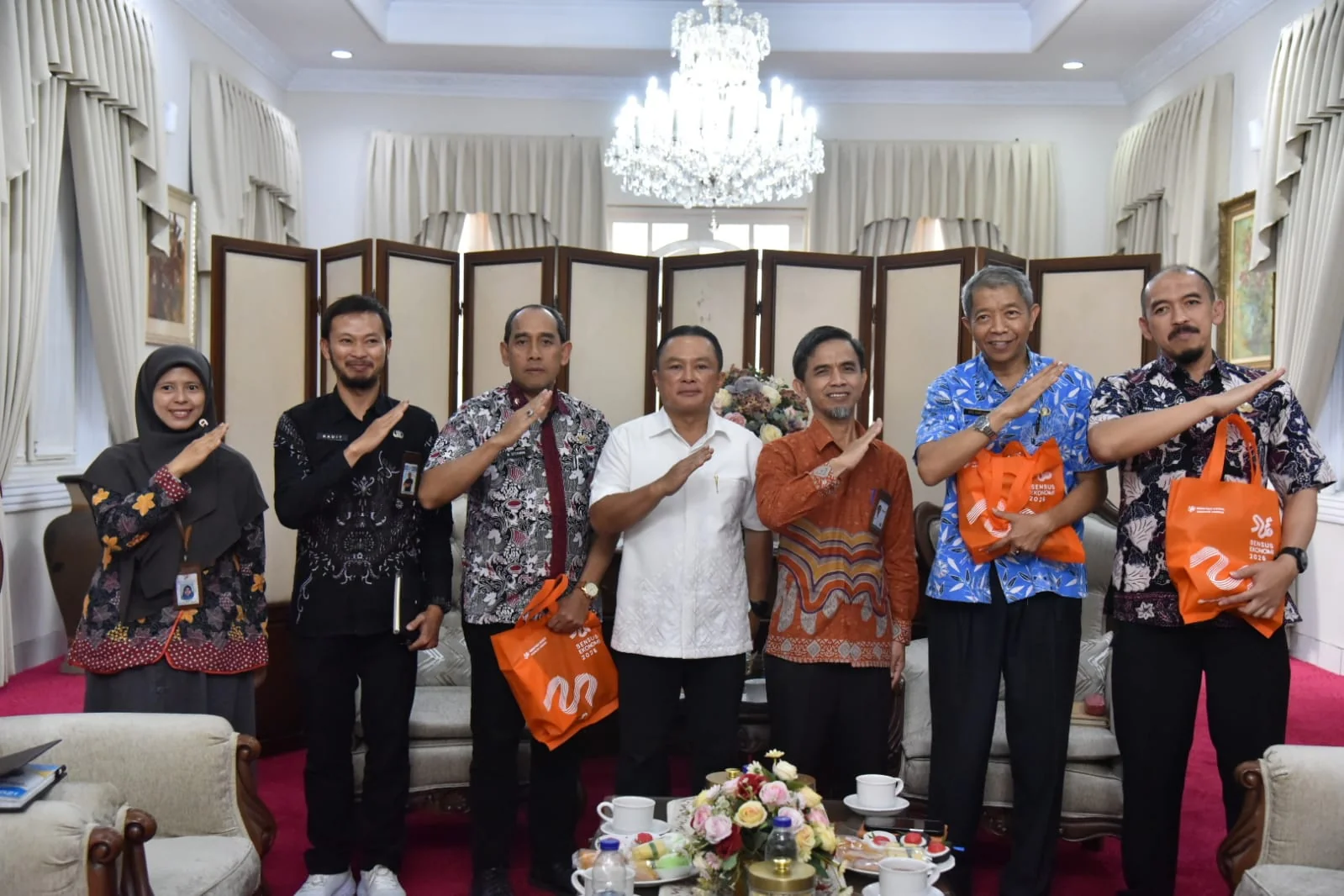 Bupati Kuningan, Dr. H. Dian Rachmat Yanuar, M.Si saat menerima audiensi jajaran BPS Kabupaten Kuningan yang dipimpin Kepala BPS Kabupaten Kuningan, Urip Sugeng Santoso di Pendopo Kabupaten Kuningan.Dok-Diskominfo Kuningan