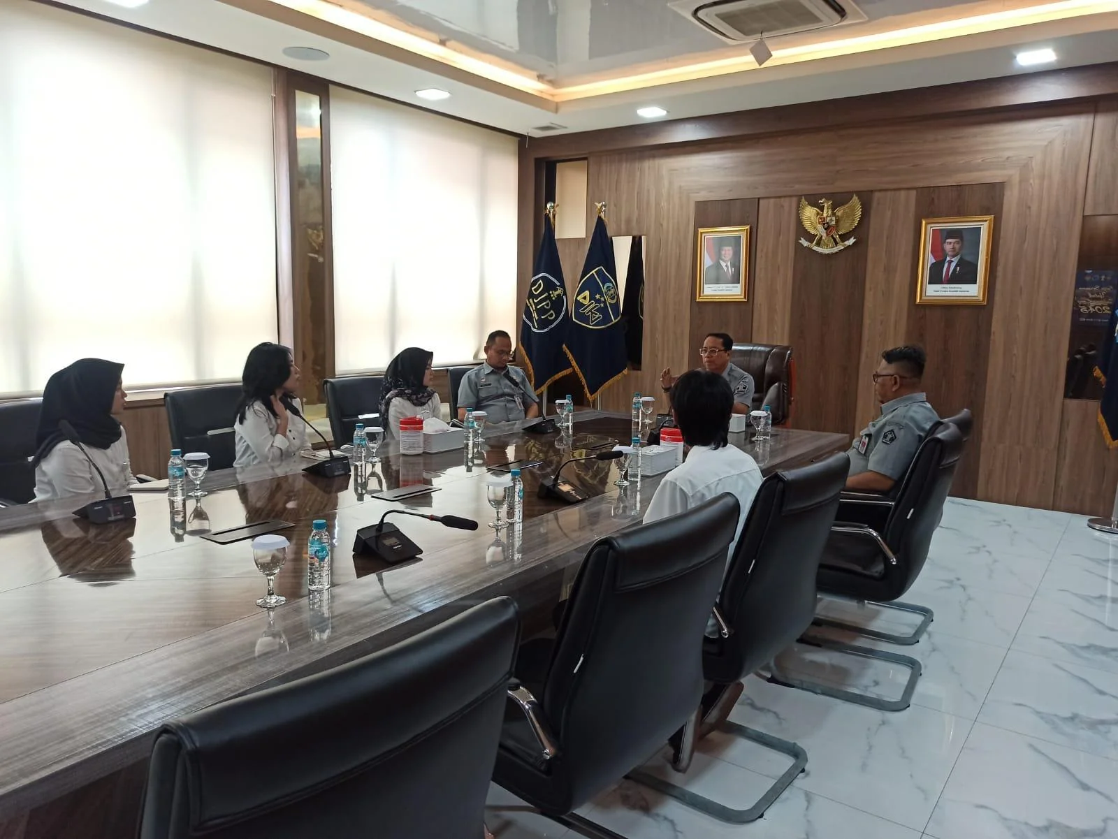Kepala Kantor Wilayah Kemenkum Jawa Barat, Asep Sutandar, melalui jajarannya menyambut baik kehadiran para peserta dan berharap masa magang ini menjadi sarana pembelajaran yang aplikatif dalam memahami tata kelola hukum dan pelayanan publik di Jawa Barat.