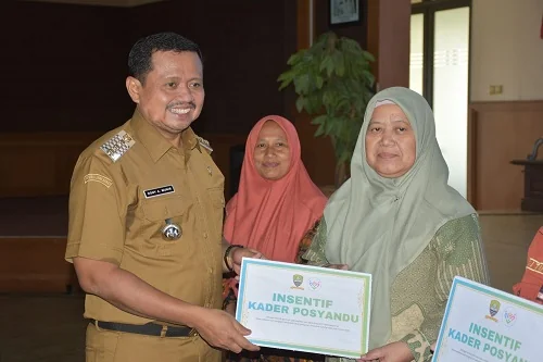 Bupati Sumedang Dony Ahmad Munir serahkan insentif Peningkatan Kapasitas Kader Posyandu dalam Pendampingan Ibu Hamil di Aula Tampomas.Dok-Diskominfosanditik Sumedang