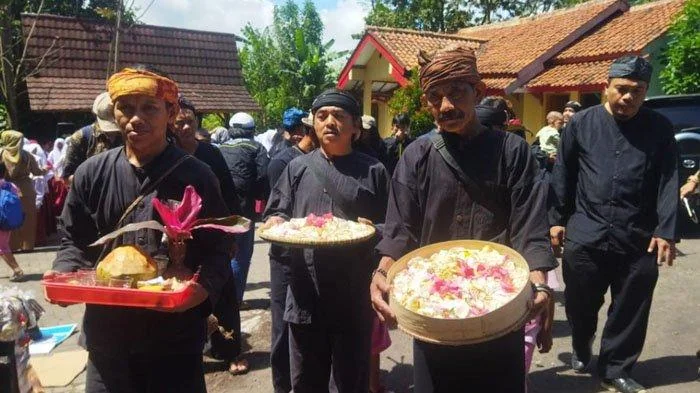 Kampung Adat Cireundeu terus berusaha mempertahankan tradisi.