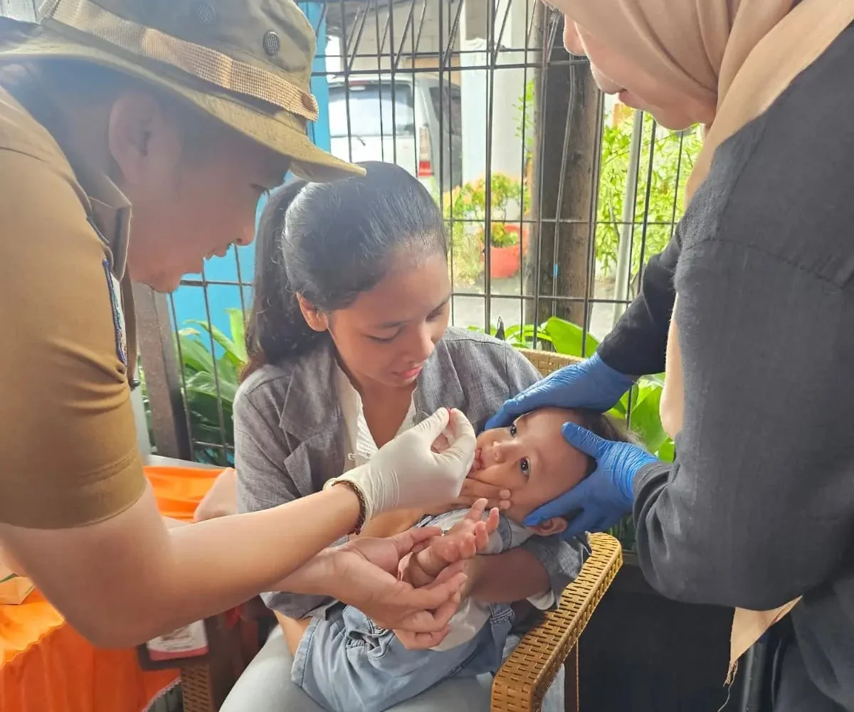 Lurah Pangkalan Jati Baru, M. Reza Tanzila Putra saat memebrikan Vitamin A di Posyandu Gardenia RW 04 bang. (Foto : Dokumentasi Narasumber)