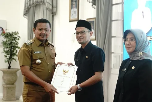 Bupati Sumedang Dony Ahmad Munir menyerahkan surat keputusan (SK) kepada 19 orang pejabat fungsional yang mendapat tugas tambahan sebagai kepala Puskesmas serta 6 orang pejabat fungsional yang baru menerima SK tambahan sebagai kepala puskesmas dan telah m