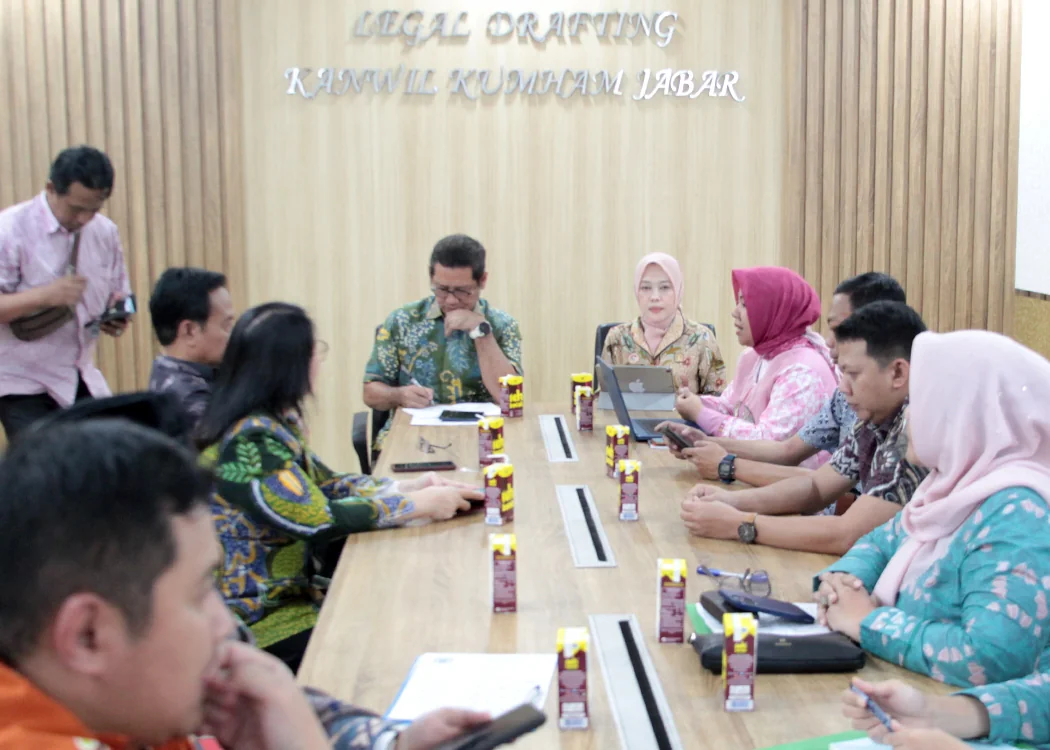 Plh. Kepala Divisi P3H Lina Kurniasari bersama para Perancang PUU Kanwil Jabar menerima secara langsung kehadiran tim DPRD Kota Bekasi yang dipimpin oleh Ketua Bapemperda Darianto.Ist