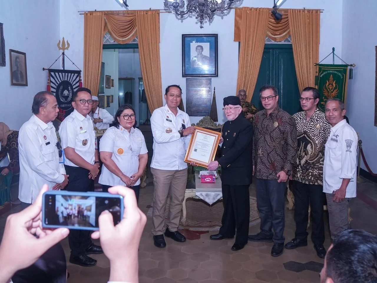 Kepala Kantor Wilayah Kemenkum Jawa Barat, Asep Sutandar, hadir secara langsung untuk menyerahkan sertifikat tersebut kepada Sri Radya Karaton Sumedang Larang, PYM H. Rd. I. Lukman Soemadisoeria.Ist