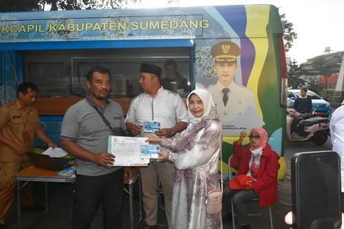Sekda Sumedang  Tuti Ruswati meninjau langsung kegiatan layanan publik dalam rangkaian Safari Ramadan di Halaman Kantor Kecamatan Jatinangor.Dok-Diskominfosanditik Sumedang