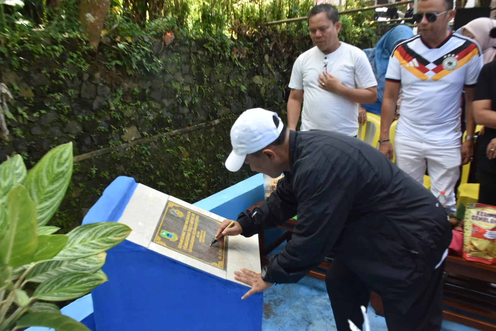 Bupati Kuningan, Dr. H. Dian Rachmat Yanuar, secara resmi meresmikan Tugu Kampung Keluarga Berkualitas (Kampung KB) Sangga Buana di Kelurahan Cijoho.Dok-Diskominfo Kuningan