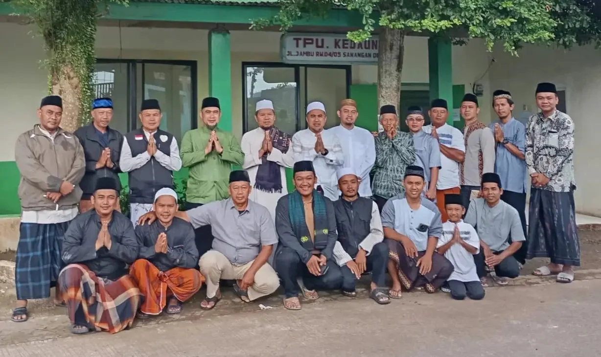 Pengurus Makam Kedaung usai menjalani tradisi Khotmil Quran dan Haul di Makam Kedaung, Kecamatan Sawangan, Rabu (25/03/26). (Foto: dok. Narasumber)