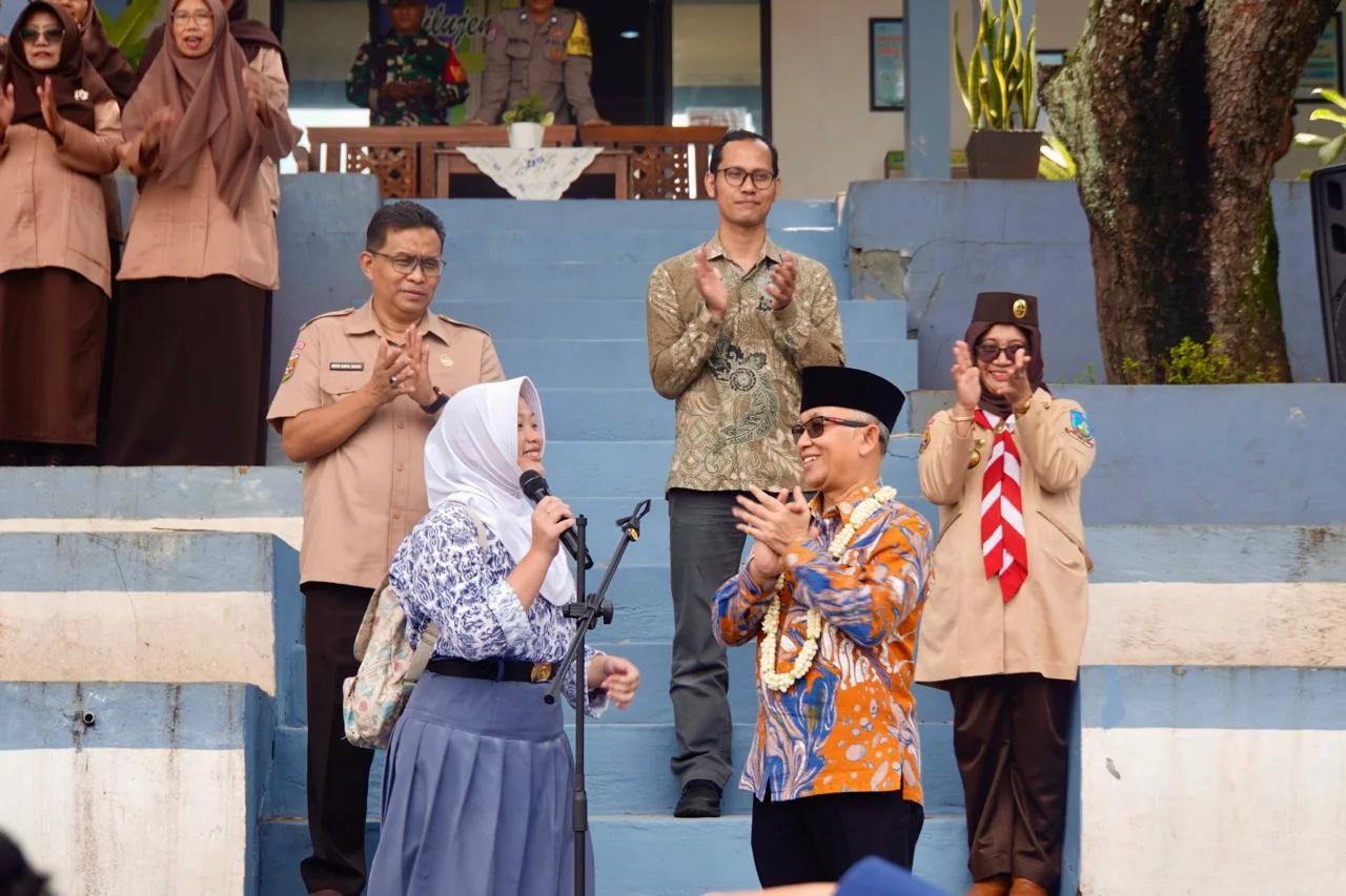 Wamendikdasmen Atip Latipulhayat mengunjungi serta memberikan motivasi kepada siswa SMAN 1 Padalarang, Jumat, 14 Maret 2025.