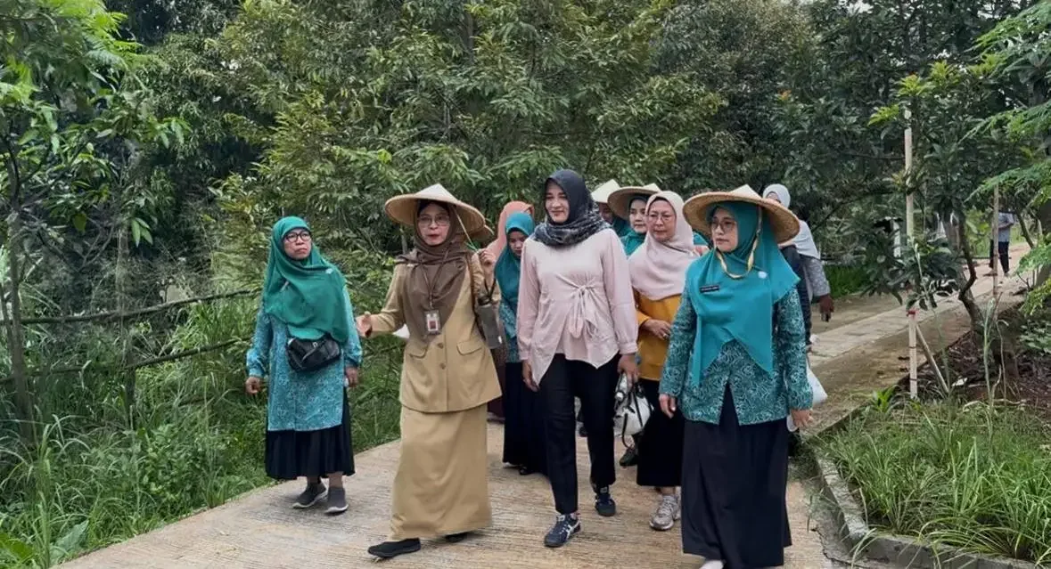 Asisten Pemkesra Setda Kota Depok, Diah Sadiah meninjau lokasi pelaksanaan program RBI di RW 12 Kelurahan Pengasinan, Kecamatan Sawangan, belum lama ini. (Foto: Diskominfo Depok)