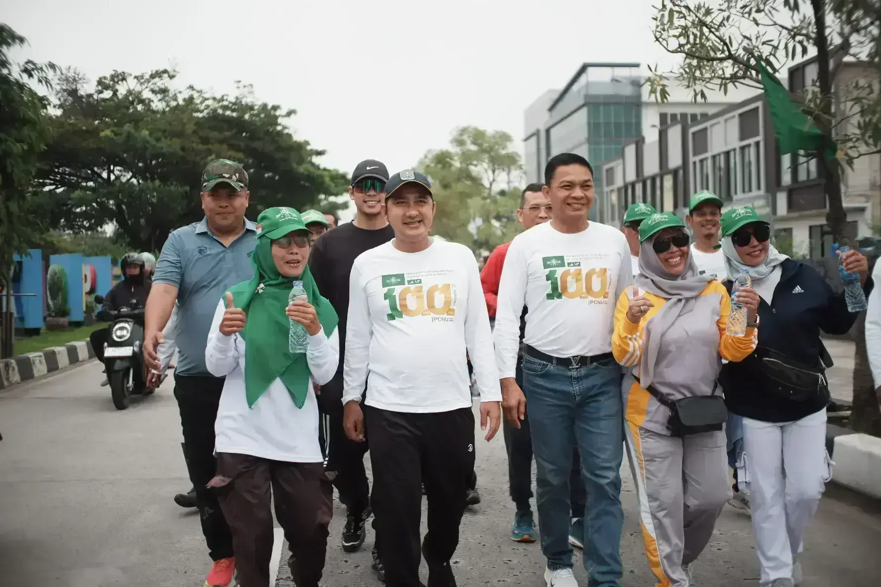 Wakil Wali Kota Depok, Chandra Rahmansyah bersama Kapolres Metro Depok, Kombes Pol Abdul Waras mengikuti Jalan Santai Kebangsaan yang digelar oleh Pengurus Cabang Nahdlatul Ulama (PCNU) Kota Depok.Dok-Diskominfo Kota Depok