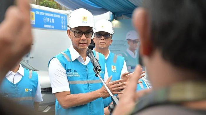 Direktur Utama PLN Darmawan Prasodjo memastikan kesiapan infrastruktur pengisian daya kendaraan listrik dengan melakukan rangkaian inspeksi SPKLU di Trans Jawa. Salah satunya SPKLU One Stop EV Charging Station di Surapati, Bandung, pada Rabu (25/12). (Dok