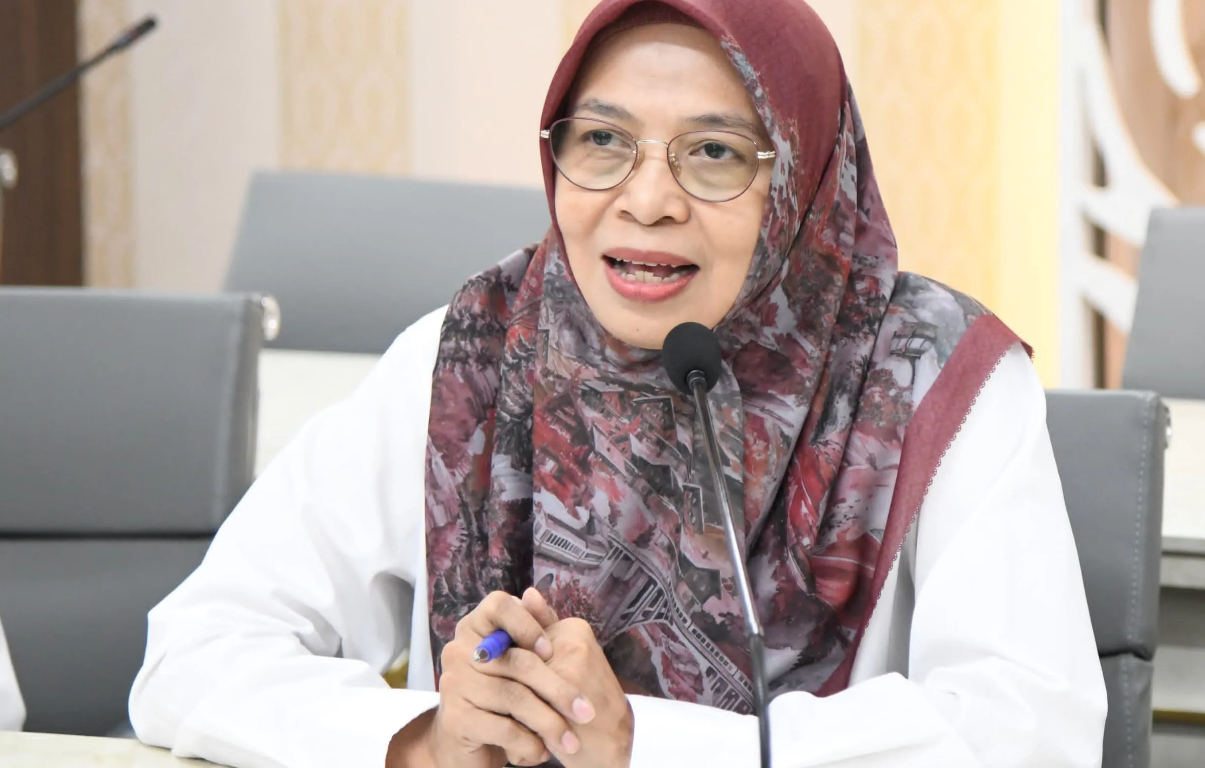 Pelaksana Harian (Plh) Sekretaris DPRD Provinsi Jawa Barat sekaligus Kepala Bagian (Kabag) Persidangan dan Perundang-Undangan, Iis Rostiasih