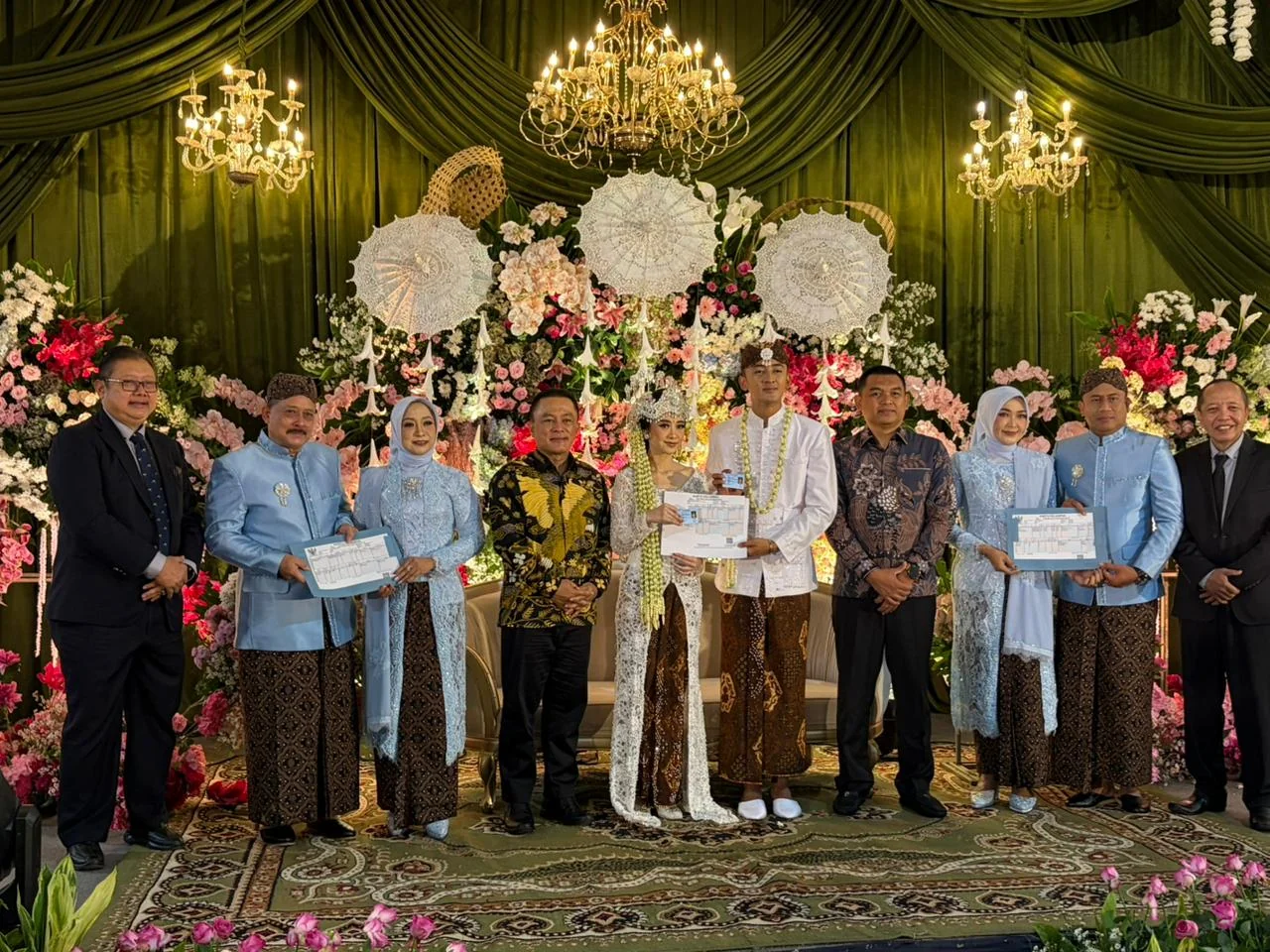 Kepala Disdukcapil Kabupaten Kuningan, Yudi Nugraha, M.Pd., menyerahkan langsung dokumen kependudukan terbaru kepada kedua mempelai di pelaminan sebagai bentuk implementasi layanan PADUKA.Dok-Diskominfo Kuningan