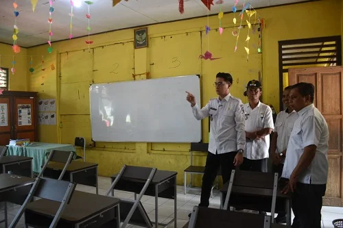 Wakil Bupati Sumedang  M Fajar Aldila meninjau kondisi  SDN Buahdua II.Ist