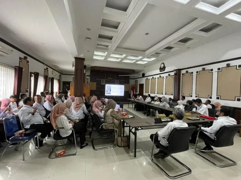 Rapat ini dihadiri di antaranya oleh Wakil Wali Kota Sukabumi Bobby Maulana, beserta jajaran ASN dari berbagai perangkat daerah.Ist